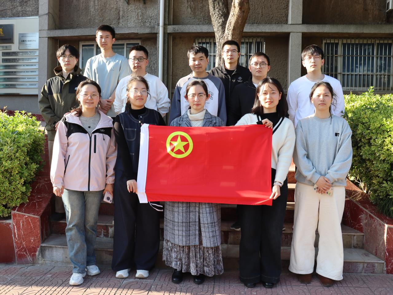 凈美辦公 黨團同行——設(shè)計團支部組織開展美化辦公環(huán)境志愿服務(wù)...
